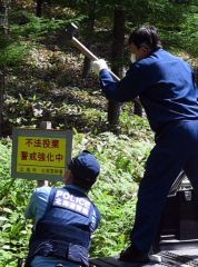 「不法投棄　警戒強化中」を訴える啓発看板を設置する町職員と広尾署員