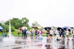 白煙とともに勢いよく上昇するロケットを見守る子どもたち