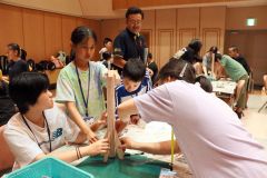 真剣な表情でモデルロケット作りに挑む子どもたち