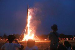 恒例の「ペルプネ火祭り」。勢いよく燃え上がる柱たいまつは「豊漁」と占った
