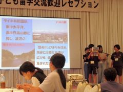 大樹の特長などをＰＲする子どもたち（大樹町教委提供）