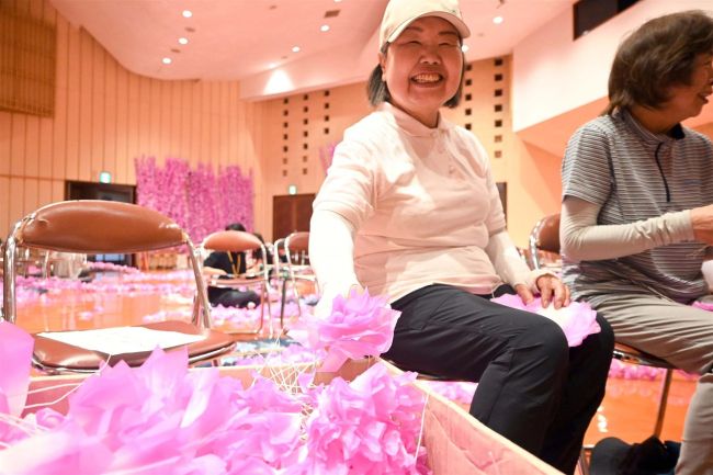 花一つ一つに心込めて　しほろ７０００人まつり「花みこし」手作り