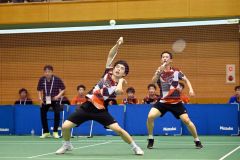 【男子学校対抗決勝・埼玉栄―ふたば未来学園】ダブルス戦の第１ゲーム、前衛からシャトルを打ち込む、埼玉栄の澤田修志（手前）＝金野和彦撮影