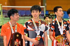 男子学校対抗で優勝に貢献した埼玉栄の澤田修志（中央）。表彰式で金メダルを胸に笑顔を見せる（金野和彦撮影）