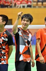 男子学校対抗で優勝に貢献した埼玉栄の澤田修志。試合後、澤田はスタンドの関係者へガッツポーズをして笑顔を見せる（金野和彦撮影）