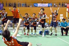 男子学校対抗決勝で、ふたば未来学園を３―０で下し、優勝が決めた埼玉栄。ベンチから飛び出し仲間のもとへ駆け出す澤田修志（左から５人目）＝金野和彦撮影