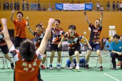 男子学校対抗決勝で、ふたば未来学園を３―０で下し、優勝が決めた埼玉栄。ベンチから飛び出し仲間のもとへ駆け出す澤田修志（左から４人目）＝金野和彦撮影