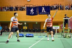 【男子学校対抗決勝・埼玉栄―ふたば未来学園】ダブルス戦の第２ゲーム終盤、ポイントを奪い人差し指を突き上げる埼玉栄の澤田修志（右）＝金野和彦撮影
