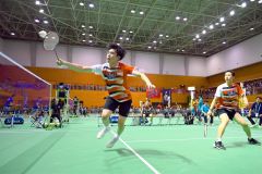 【男子学校対抗決勝・埼玉栄―ふたば未来学園】ダブルス戦の第２ゲーム、ネット際のシャトルを打ち返す埼玉栄の澤田修志（左）＝金野和彦撮影
