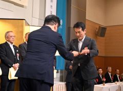 表彰状を受け取る菅原さん（右）