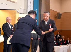 表彰状を受け取る高田さん（右）