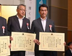表彰状を手に記念撮影に応じる高田さん（左）と菅原さん