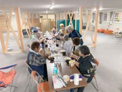 「しおさい荘」で夕食を取る音調津地区の住民ら（３０日午後５時４５分ごろ）