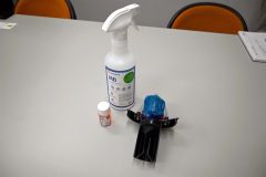 便器に内蔵される固形クリーナーと専用の水溶液
