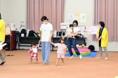 まつりの最後に盆踊りを楽しむ参加者