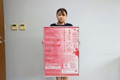 盆踊りへの参加を呼びかける町商工会の職員