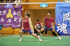 【男子個人戦ダブルス２回戦】第２ゲーム、果敢に打ち合う帯大谷の竹村怜斗（左手前）と木村友翔（後方）＝金野和彦撮影