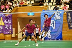 【男子個人戦ダブルス２回戦】第１ゲーム、激しく打ち合う帯大谷の竹村怜斗（右後方）と木村友翔（手前）＝金野和彦撮影