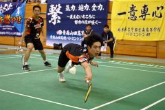 【男子個人戦ダブルス準々決勝】第１ゲーム、シャトルに食らい付く埼玉栄の澤田修志（手前）＝金野和彦撮影