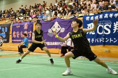 【男子個人戦ダブルス１回戦】柳井商工の３年生ペアを相手に勝利した、帯大谷の若林辰樹（右）と櫻田琉晟の１年生ペア（金野和彦撮影）