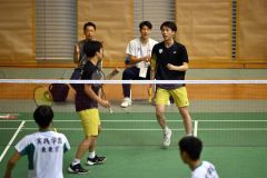 【男子個人戦ダブルス２回戦】第１ゲーム、ポイントを奪い、笑顔でタッチを交わす、札幌龍谷の佐藤杏介（黑色ユニホーム、右）＝金野和彦撮影