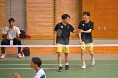 【男子個人戦ダブルス２回戦】第１ゲーム、ポイントを奪い、笑顔でタッチを交わす、札幌龍谷の佐藤杏介（右）＝金野和彦撮影