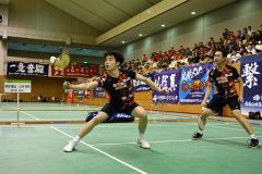 【男子個人戦ダブルス準々決勝】ファイナルゲーム、前衛で奮闘する埼玉栄の澤田修志（左）＝金野和彦撮影