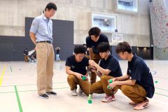 最新機器を用いた測量を体験する学生たち（宮坂建設工業提供）