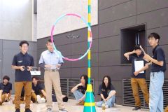 最新機器を用いた測量を体験する学生たち（宮坂建設工業提供）