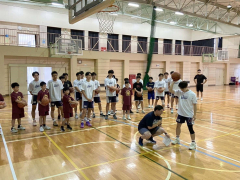 真剣な表情で指導に耳を傾ける選手たち（チーム提供）