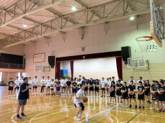 真剣な表情で指導に耳を傾ける選手たち（チーム提供）