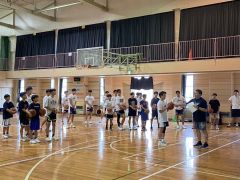 インターハイ戦士らが小中学生を指導　白樺学園男子バスケ部クリニック