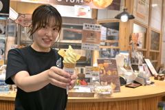 同空港限定の「インカのめざめバターソフトＷ」。トリュフ塩味のポテトチップをプラスして魅力アップ