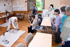 書の実演を披露する月下さん（須貝拓也撮影）