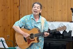 月下さんの詩に合わせた自作曲を歌い上げる宇井さん（須貝拓也撮影）
