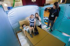 完成した段ボール製簡易ベッドに寝転がり、丈夫さを確かめる子どもたち

