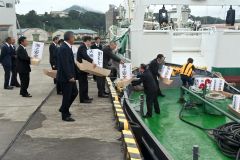 漁船に積み込まれる灯籠舟