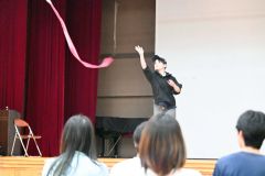 長い帯が付いた砂袋「マーカー」をターゲットに向かって投げる前田さん