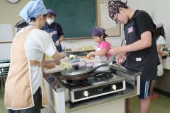 楽しく料理に挑戦する子ども