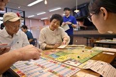 「大企業」「慈善団体」などになりきり、協力してゴールを目指す参加者ら