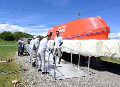 大津に配備された２艇目の津波救命艇。車いすの人でも利用できるようスロープも整備した
