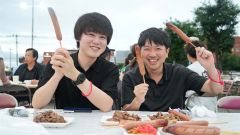 “食べ放題”グルメに笑顔を見せる来場者