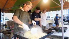 手作りの焼きそばで来場者をもてなす
