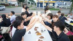 仕事帰りに同僚と乾杯
