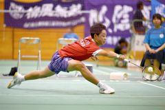 【男子個人戦シングルス１回戦】第１ゲーム、シャトルに食らい付く帯大谷の木村友翔（金野和彦撮影）