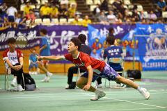 【男子個人戦シングルス１回戦】第１ゲーム、シャトルに食らい付く帯大谷の木村友翔（金野和彦撮影）