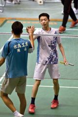 男子個人戦シングルス２回戦で敗れ、対戦相手と健闘をたたえ合う帯大谷の小川颯莱（金野和彦撮影）