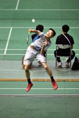 【男子個人戦シングルス２回戦】第２ゲーム、スマッシュを放つ帯大谷の小川颯莱（金野和彦撮影）