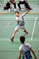 【男子個人戦シングルス２回戦】第２ゲーム、激しいラリーを展開する帯大谷の小川颯莱（金野和彦撮影）