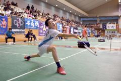 【男子個人戦シングルス２回戦】第１ゲーム、激しいラリーを展開する帯大谷の小川颯莱（金野和彦撮影）